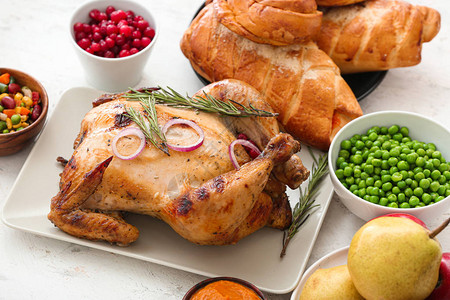 感恩节餐桌上的美味烤火鸡和其他菜肴图片