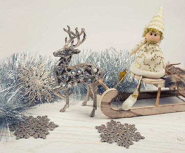 玩具圣诞精灵坐在木制圣诞雪橇上图片
