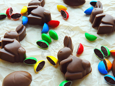 巧克力兔子巧克力鸡蛋和多彩糖果作为背景图片