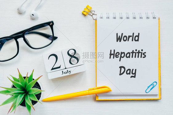 第二十八天世界肝炎日有关木块的日历月概念图片