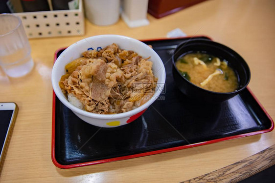 Gyudon日式食物与汤图片