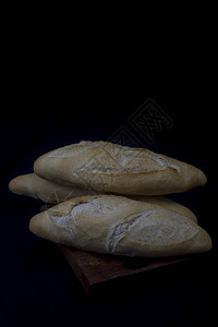 木板上的小麦硬皮面包图片