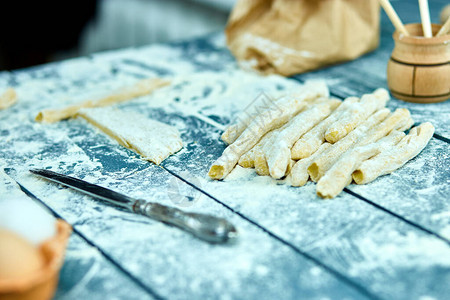 制作自制面食的特写过程意大利传统面食到薄丝带的新鲜面团意大利菜图片
