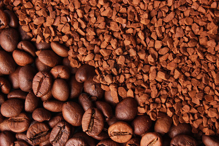 在勺子和咖啡豆的速溶咖啡咖图片