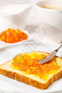 早餐加面包和果酱垂直图像图片