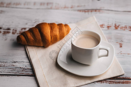 白杯加咖啡和羊角面包在木制桌上早上法国传图片