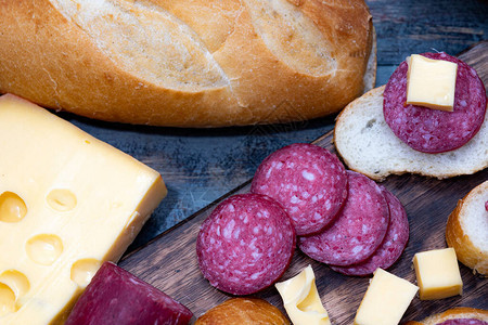 奶酪冷切和自制面包作为一家人享图片