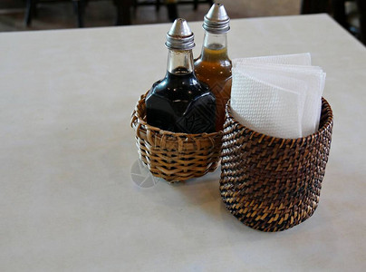 桌子上一个餐桌上的持线人身上装满了酱油醋和图片