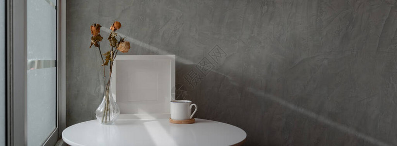 带有白色圆形咖啡桌装饰品咖啡杯和复印空间的室内阁楼图片