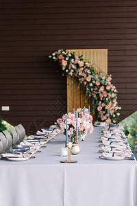 长方形婚礼桌装饰着蓝色桌布蜡烛豪华鲜花图片