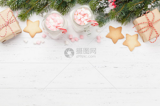 带有棉花糖的传统圣诞鸡尾酒姜面包饼干和木制桌上的Xma礼品盒平躺着顶层风景与图片
