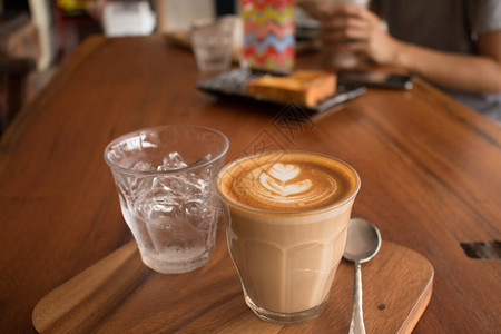 PiccoloLatte艺术在杯子里装饰了牛奶中美图片