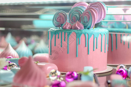 粉色和蓝色蛋糕图片