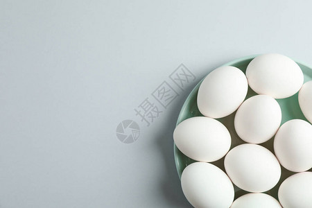 灰色背景文字空间和顶视图的白鸡蛋在盘图片