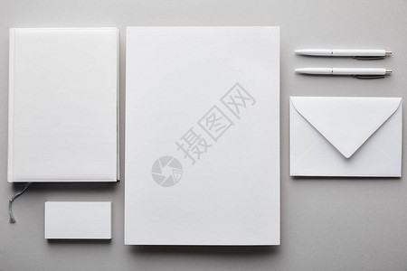 纸笔记本钢笔名片和白色信封的顶视图图片