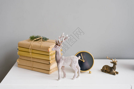 圣诞鹿在架子上装饰图片