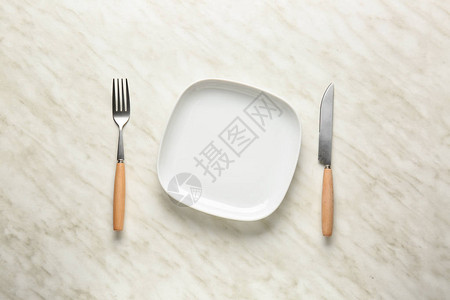 浅色背景中的空盘子和餐具背景图片