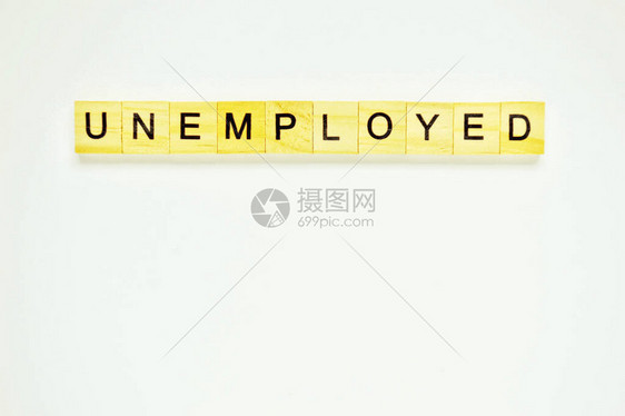 词失业在白色背景上带有刻字的木块白色表面带有字母的木图片