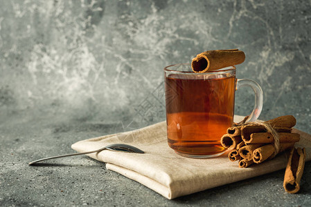 杯红茶配肉桂和八角茴香图片