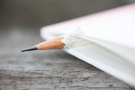 木质背景上白色笔记本之间的白色铅笔三明治特写和宏观拍摄选择聚图片