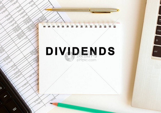 注意文字DIVIDENDS的白色背景图片