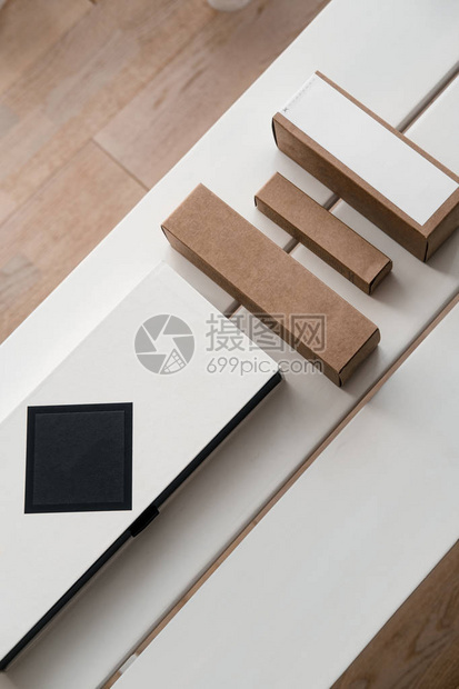 一套棕色牛皮纸和白色和黑色的包装盒品牌包装样机高架美容时尚博客图片