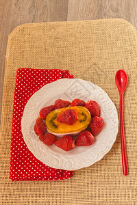 芝士蛋糕配浆果草莓木制的桌子上平躺图片