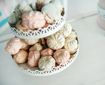 糖果棒中的甜点西风棉花糖关闭大和风撒上糖粉生日概念美食摄图片