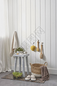白色墙壁和现代风格的浴室柜图片