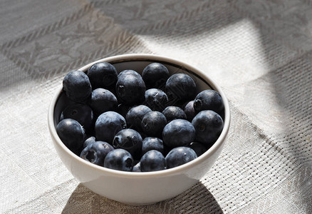 新鲜的蓝莓在碗图片