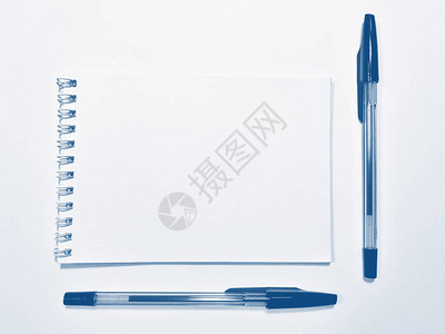 打开带有空白页和笔的记本彩通蓝经图片