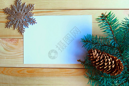 白色假冒空白圣诞树枝和木本底的圣诞图片