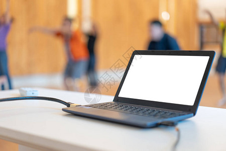 桌子上的小笔记本电脑在练习锻炼课前用白色固图片