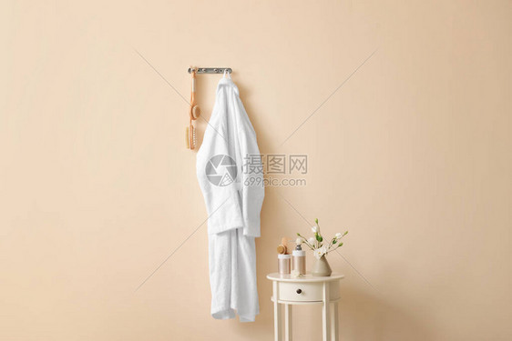 清洁浴袍挂在图片