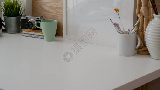 用模拟框架照相机画刷复制空间和白色桌子上的装饰品制作的简单设计师背景图片