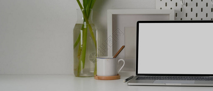 白色桌上有模拟笔记本电脑杯装饰和复制空间的最小图片