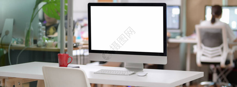 在玻璃隔断办公室的白色桌子上用空白屏幕和杯子在白色桌子上用白色椅子拍摄办公背景图片