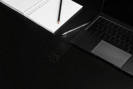 商业布局键盘纽扣和黑银笔记本电脑碎片背景图片