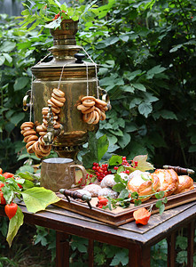 静物俄罗斯茶炊花园里有烘干机图片