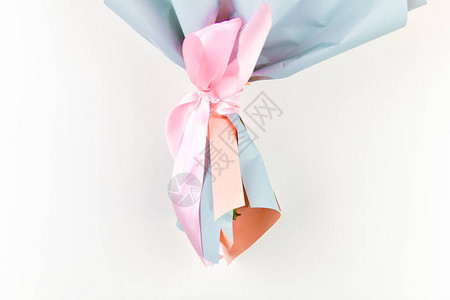 女鲜花礼物概念情人节和爱情观白色背景上的礼品包装写作的地方图片