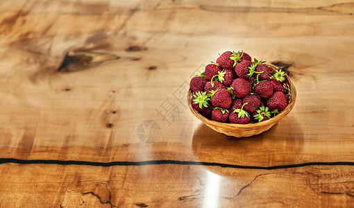 碗边的草莓在光滑的木质表面,占位符图像背景图片