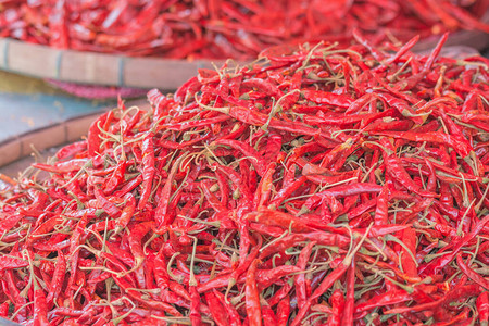 热红干辣椒在市场上图片