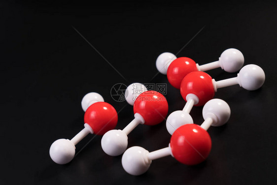 分子水科学元素的化学模型原子黑色背景上的集成粒子氢和氧原子用于的化学图片