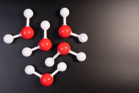 分子水科学元素的化学模型原子黑色背景上的集成粒子氢和氧原子用于的化学图片