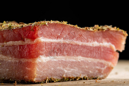 开胃菜煮熟猪肉肚子香料的草药图片