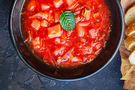 红番茄汤和蔬菜和肉图片