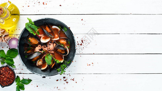 海鲜番茄汤贝类蛤和章鱼图片