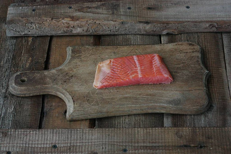 木桌上的新鲜鱼片图片