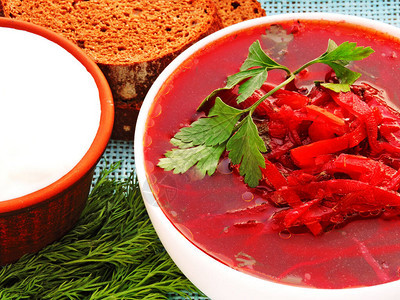素食红汤配蔬菜酸奶油和蔬菜鲜红色的罗宋汤放在白碗里图片