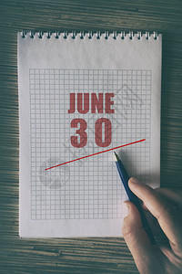 每月第30天用红色下划线日期的笔纸把人手关上夏天月图片